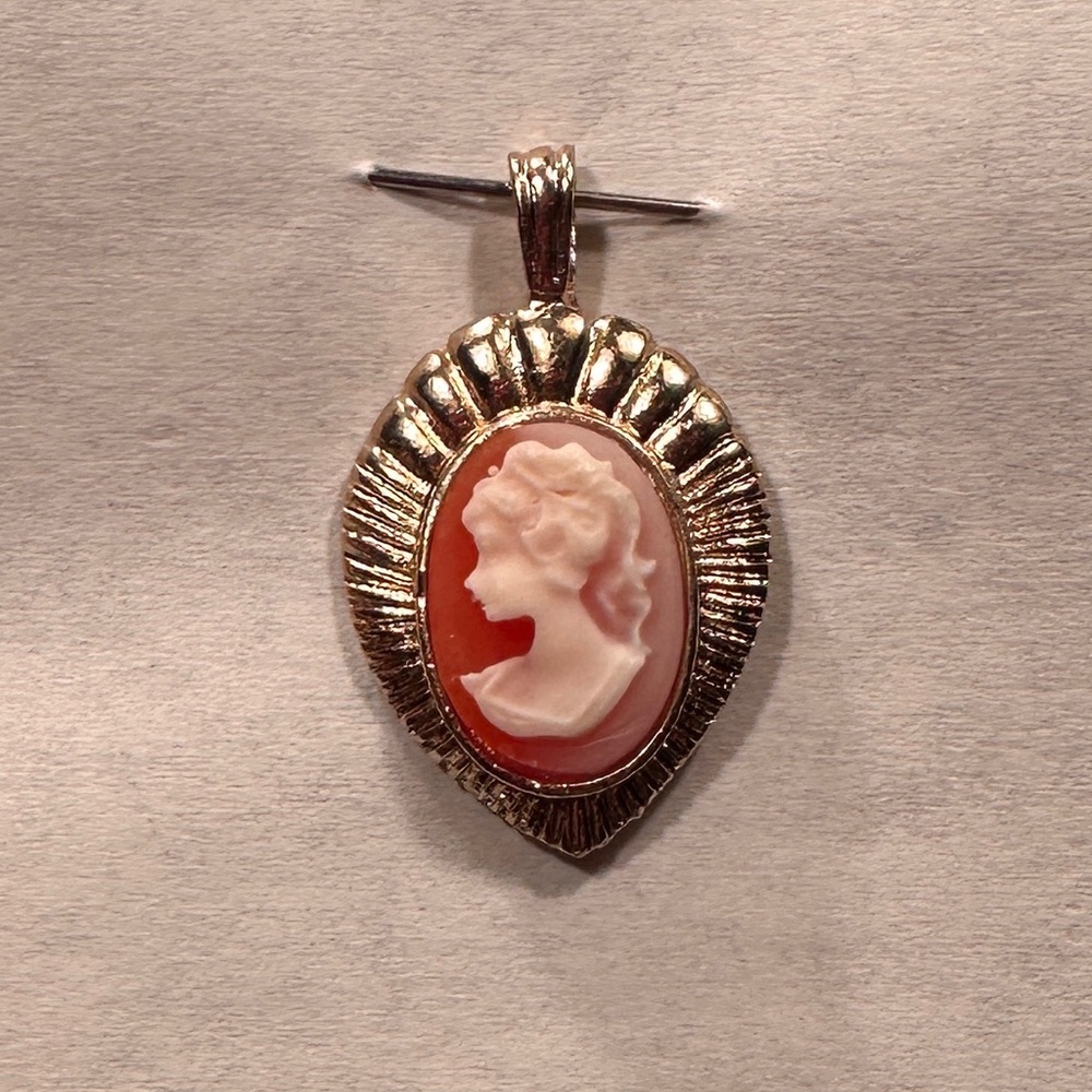 Elegant Cameo Pendant in Gold and Cream